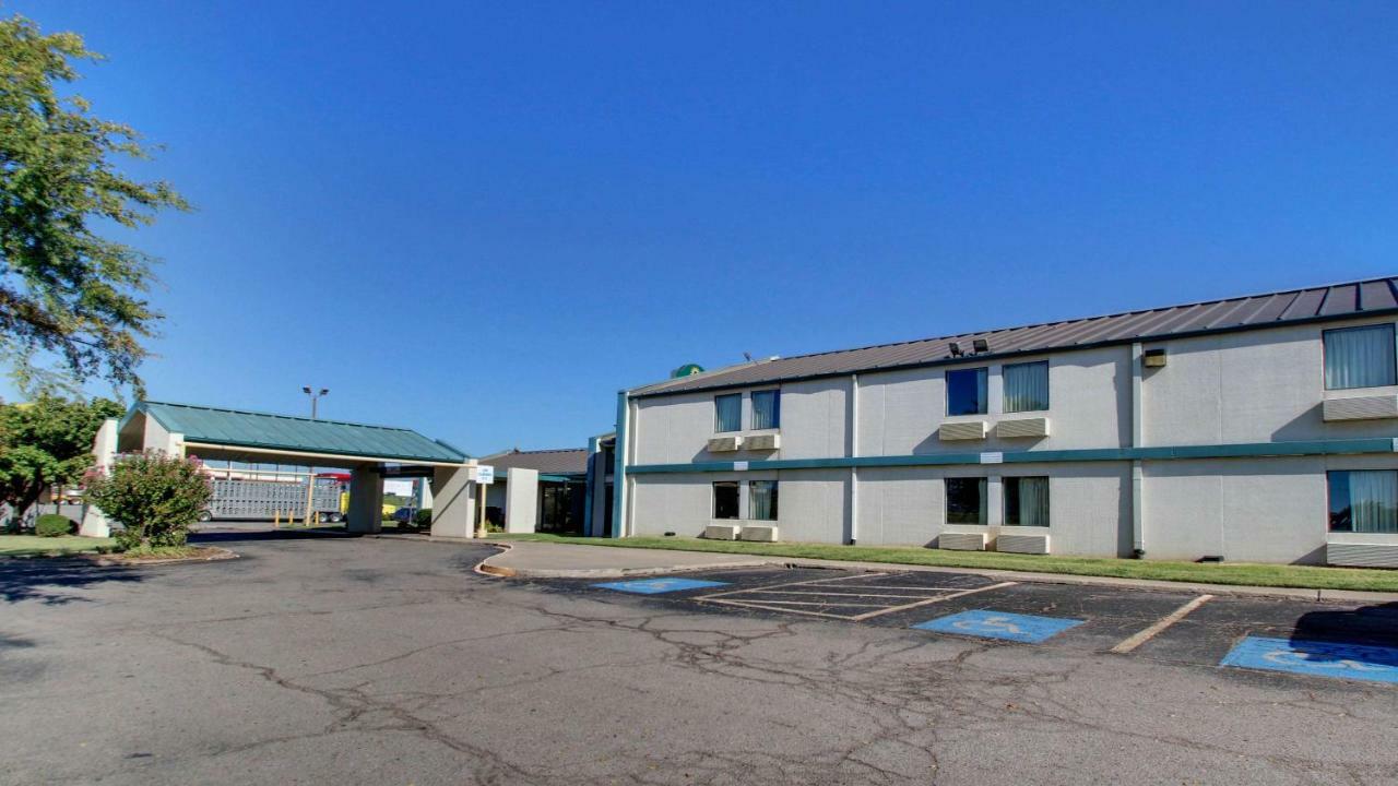 Baymont Inn & Suites Shawnee Exterior foto